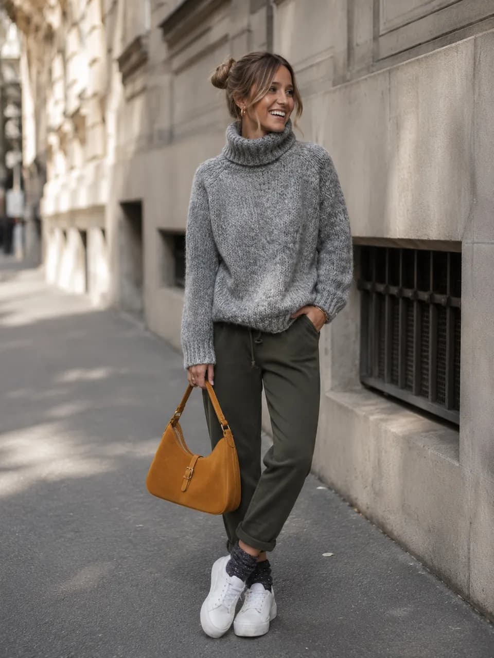 Estilo casual con jersey gris y pantalones verdes