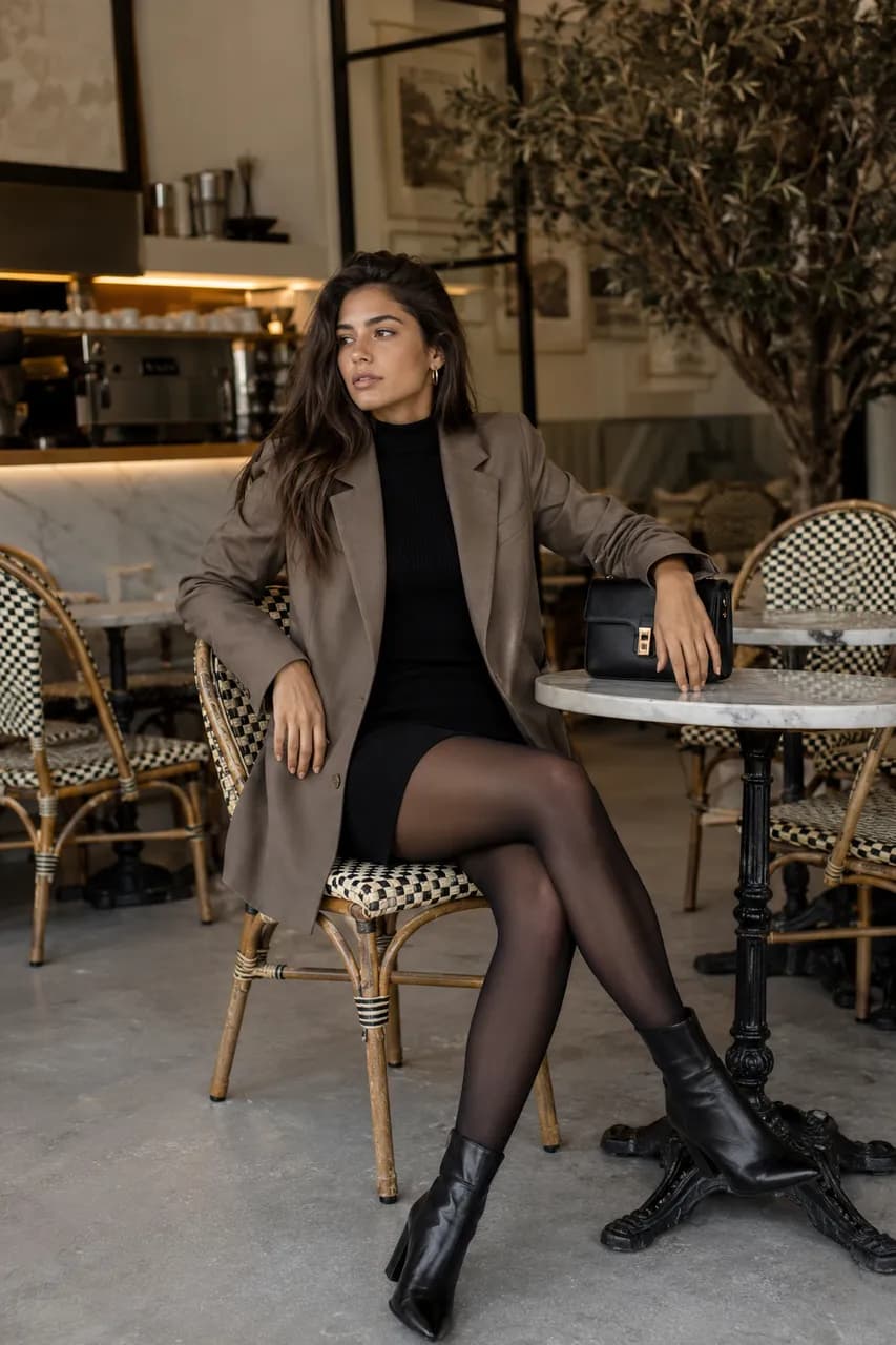 Estilo sofisticado con blazer y vestido negro