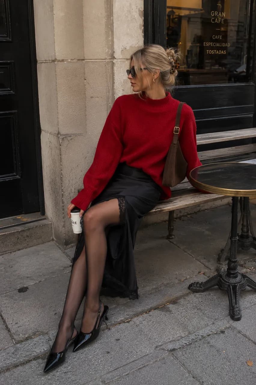 Estilo elegante con suéter rojo y falda satinada
