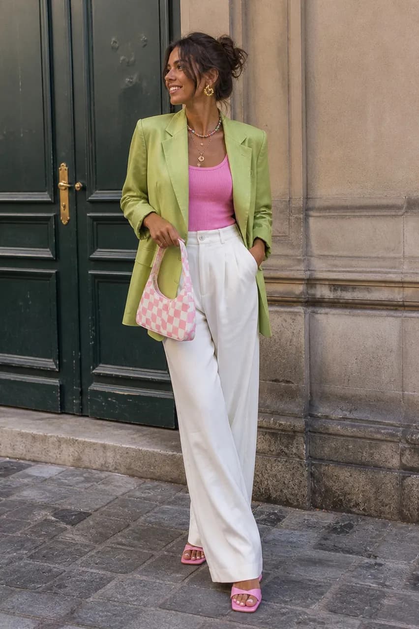 Estilo moderno con blazer verde y toques rosas