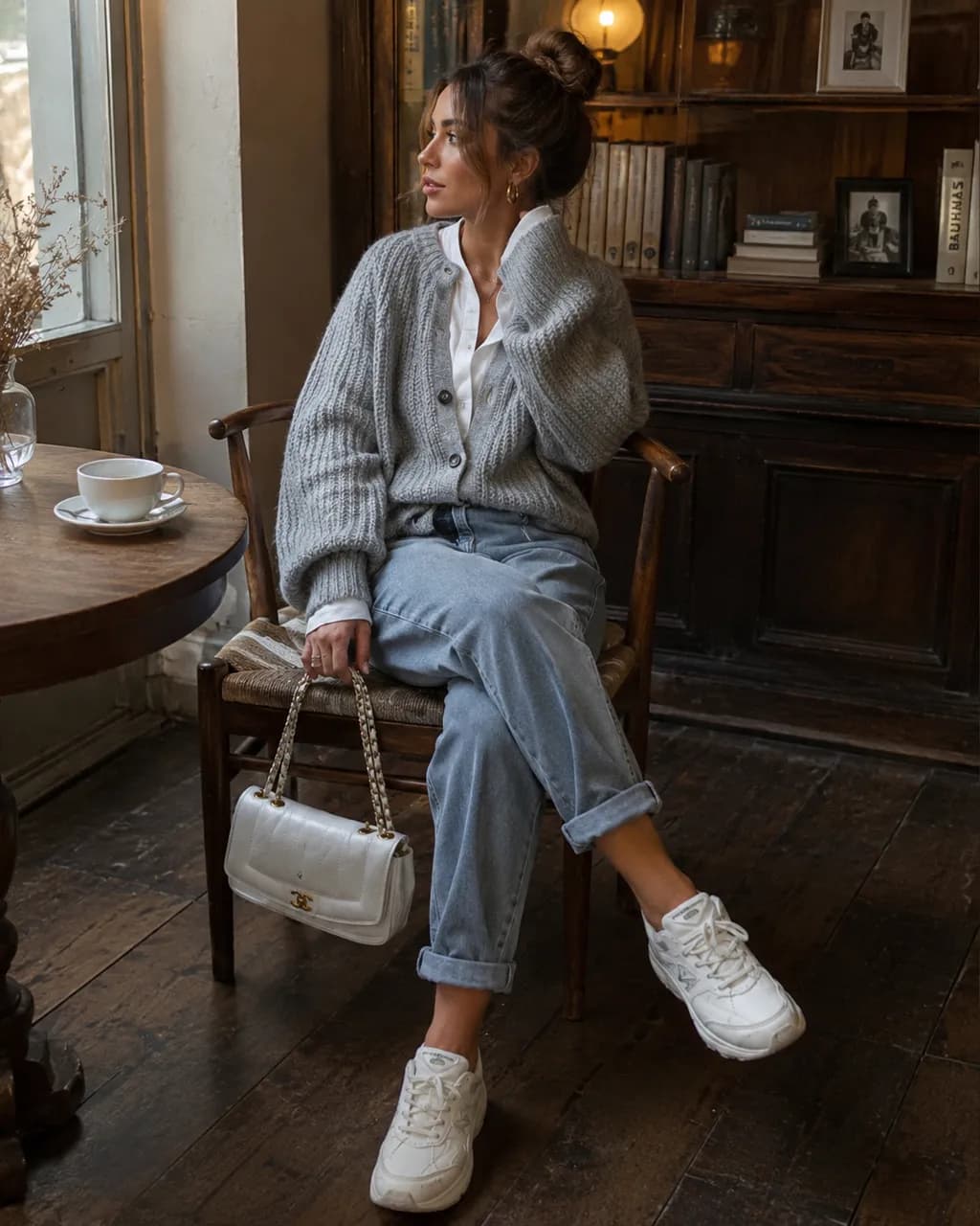Estilo casual con cardigan gris y denim
